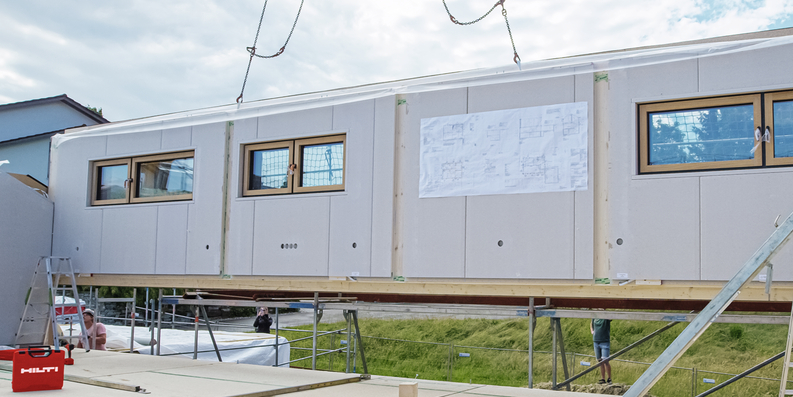 vorgefertigtes Holzbauelement wird auf der Baustelle angeliefert