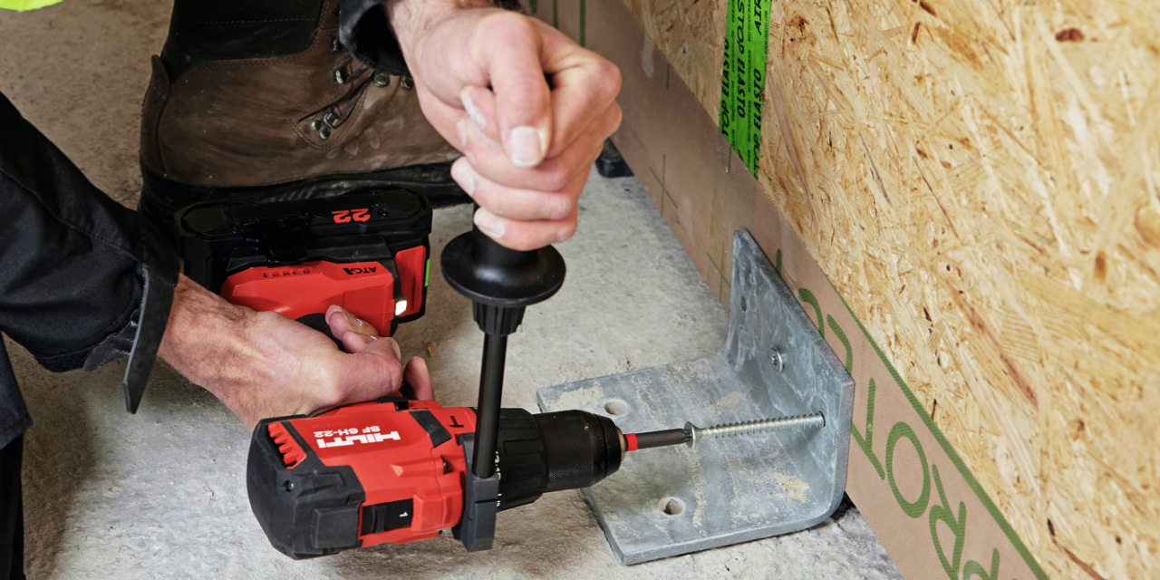 Arbeiter mit Hilti Akku-Bohrschrauber bei der Arbeit