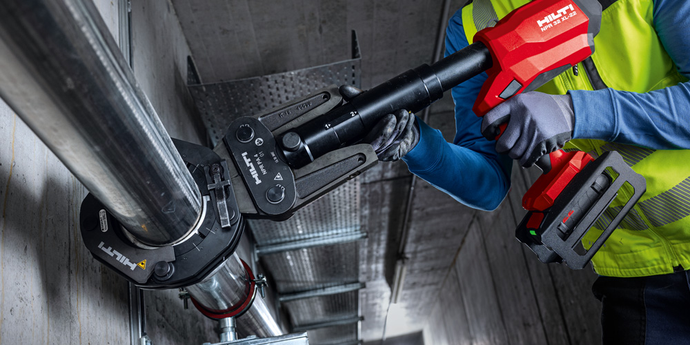 Hydraulische Rohrpresse NPR 32 XL-22 mit dem Hilti Nuron Akku B22-55