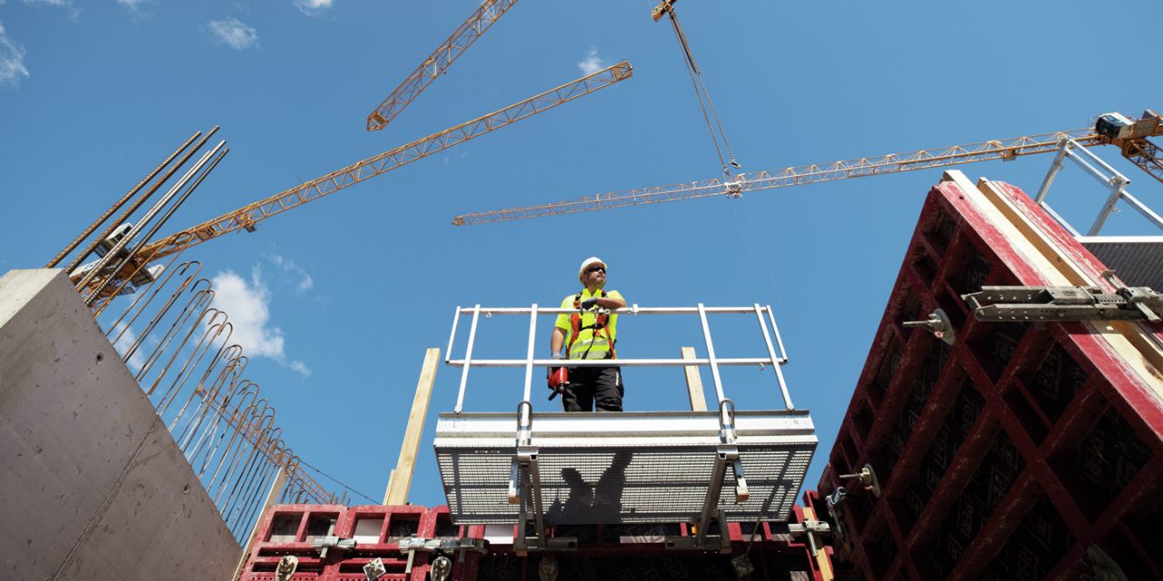 Arbeiter auf Gerüst auf einer Baustelle