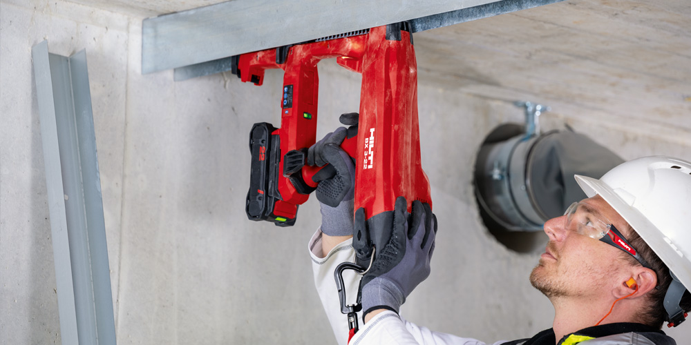 Eine Trockenbauschiene wird mit dem Hilti Nuron BX 3-22 an der Decke befestigt