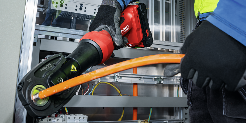 Elektrokabel schneiden und pressen