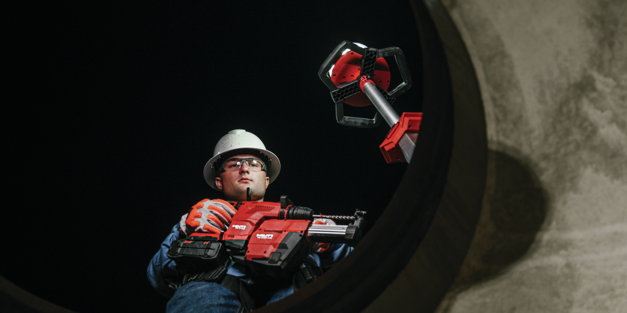 Arbeiter bei Bohrarbeiten in einem Tunnel