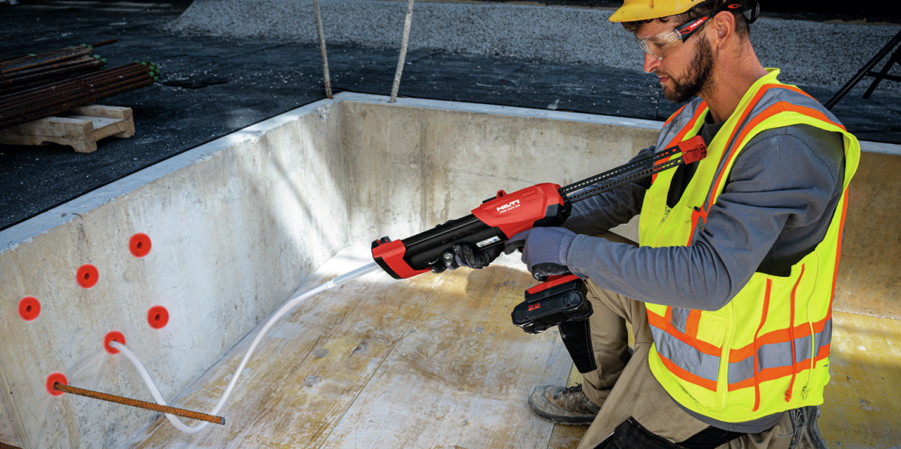 Arbeiter setzt Bewehrungsstäbe mit einem Nuron Akku-Auspressgerät