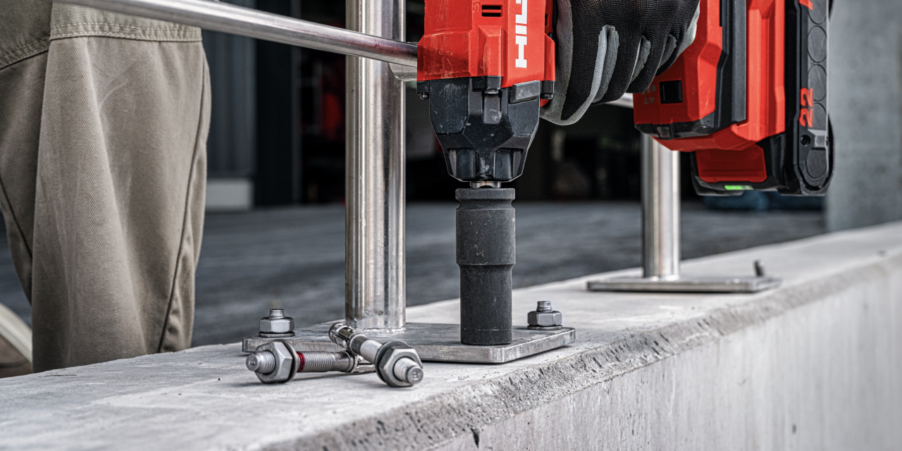 Geländerbefestigung mit Edelstahl-Bolzenanker HST4-R