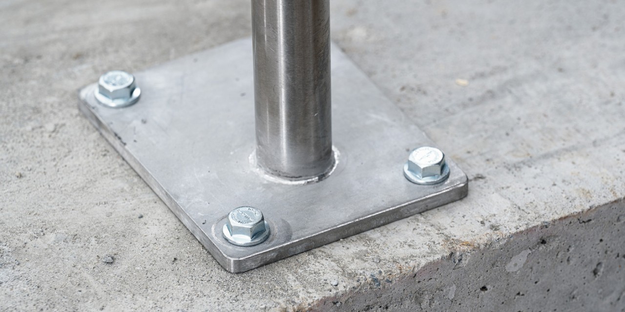 Geländerbefestigung mit Schraubanker HUS4-CR