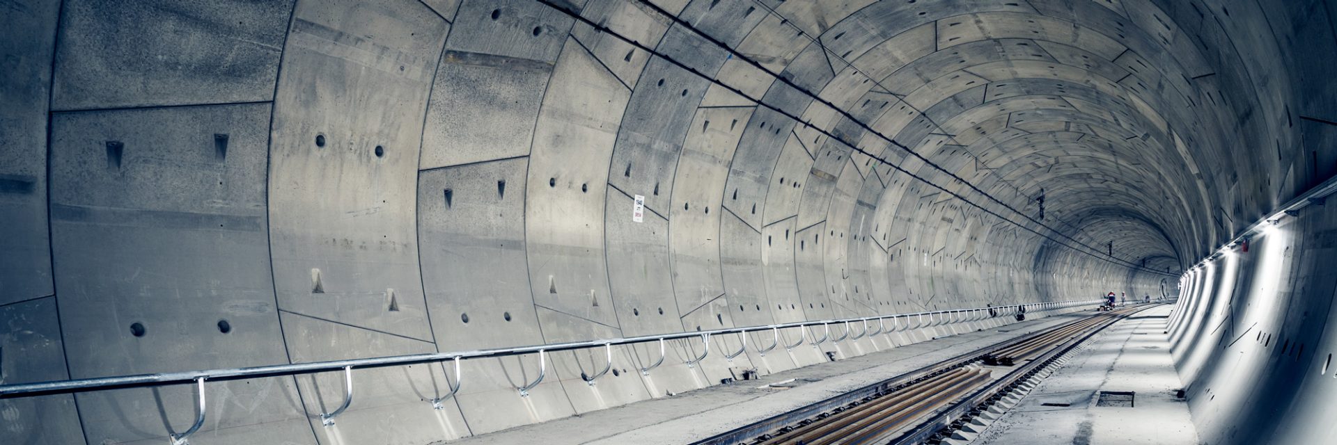 Befestigung von Geländern im Eisenbahntunnel