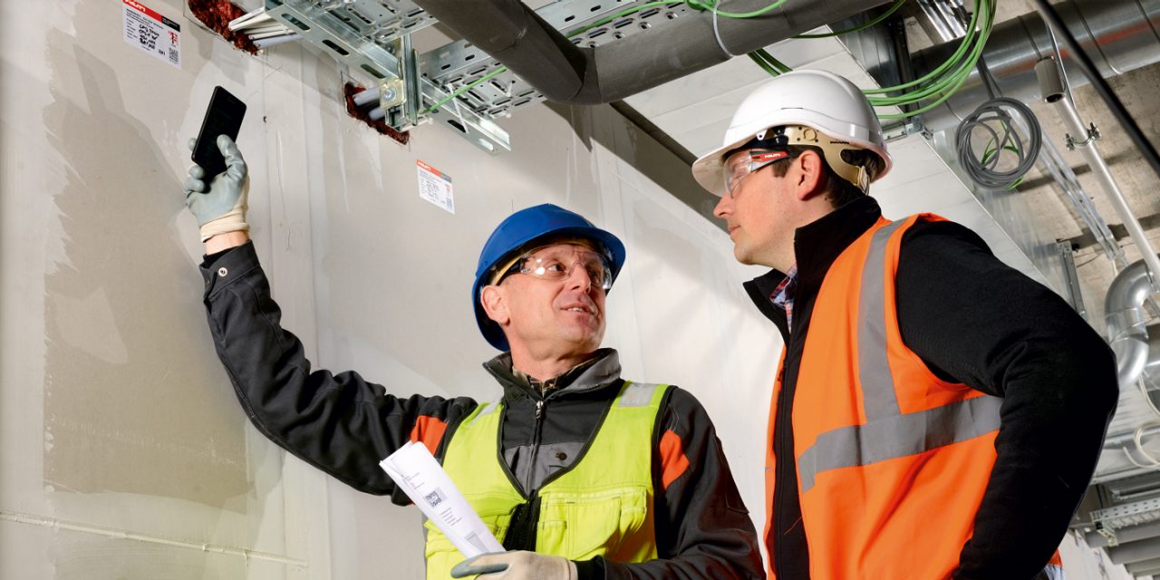 Arbeiter bei der Brandschutz-Dokumentation im Trockenbau