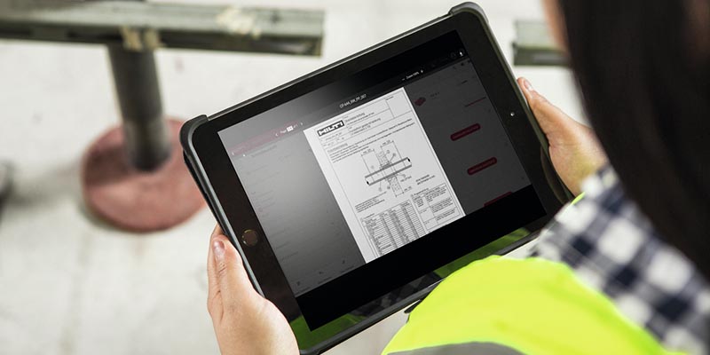 Tablet mit abgebildetem Brandschutzdokument