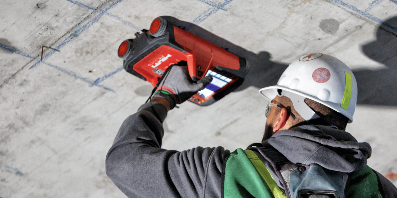 Ein Arbeiter sucht nach Armierungseisen mit dem PS 1000