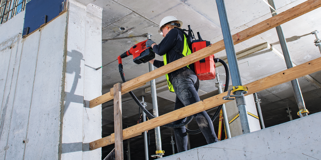 Arbeiter mit SafeSet Portfolio für die chemische Verankerung