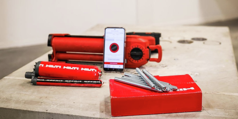 Ein Bild zeigt die Volumenberechnungs-App, den HIT HY 200-A V3 Injektionsmörtel, den HDE 500-22 und Ankerstangen