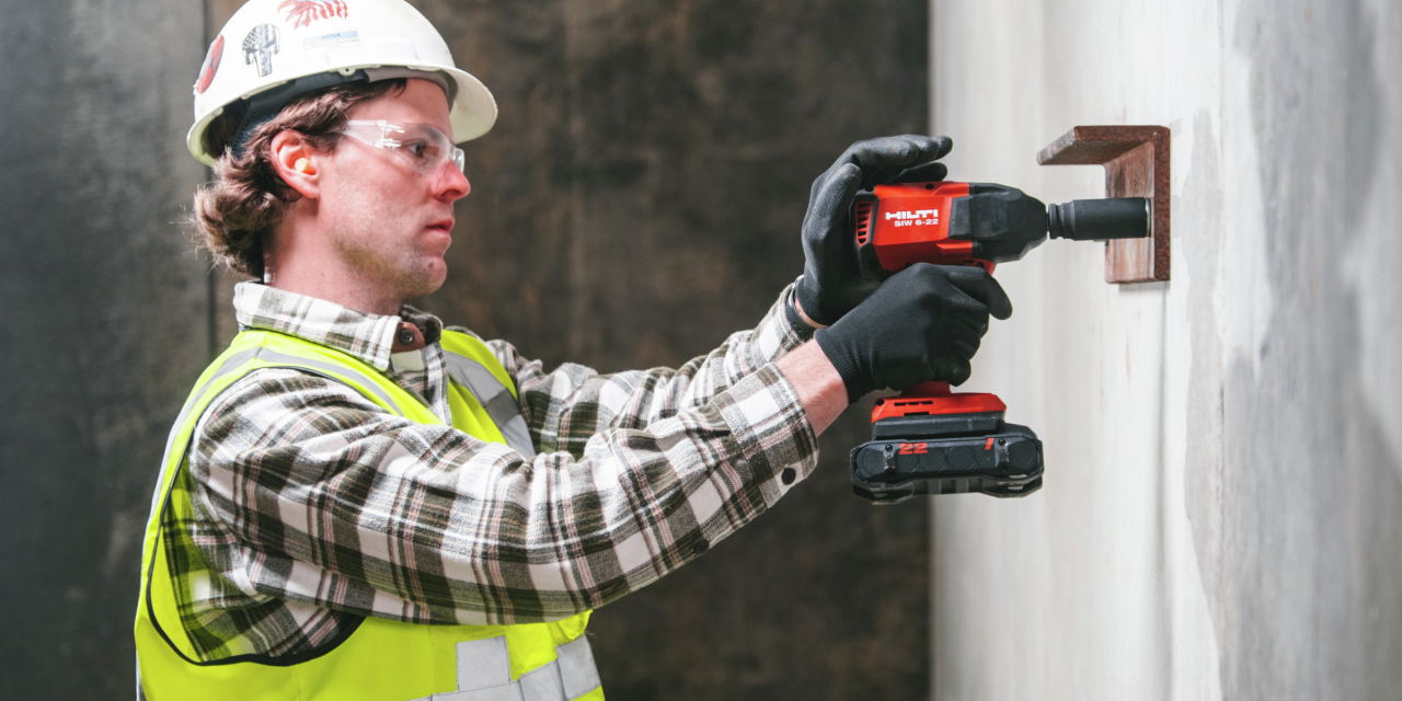 Kwik-X - Einschlagen des Dübels mit einem SIW 6-22 in einer Riegelwinkelanwendung