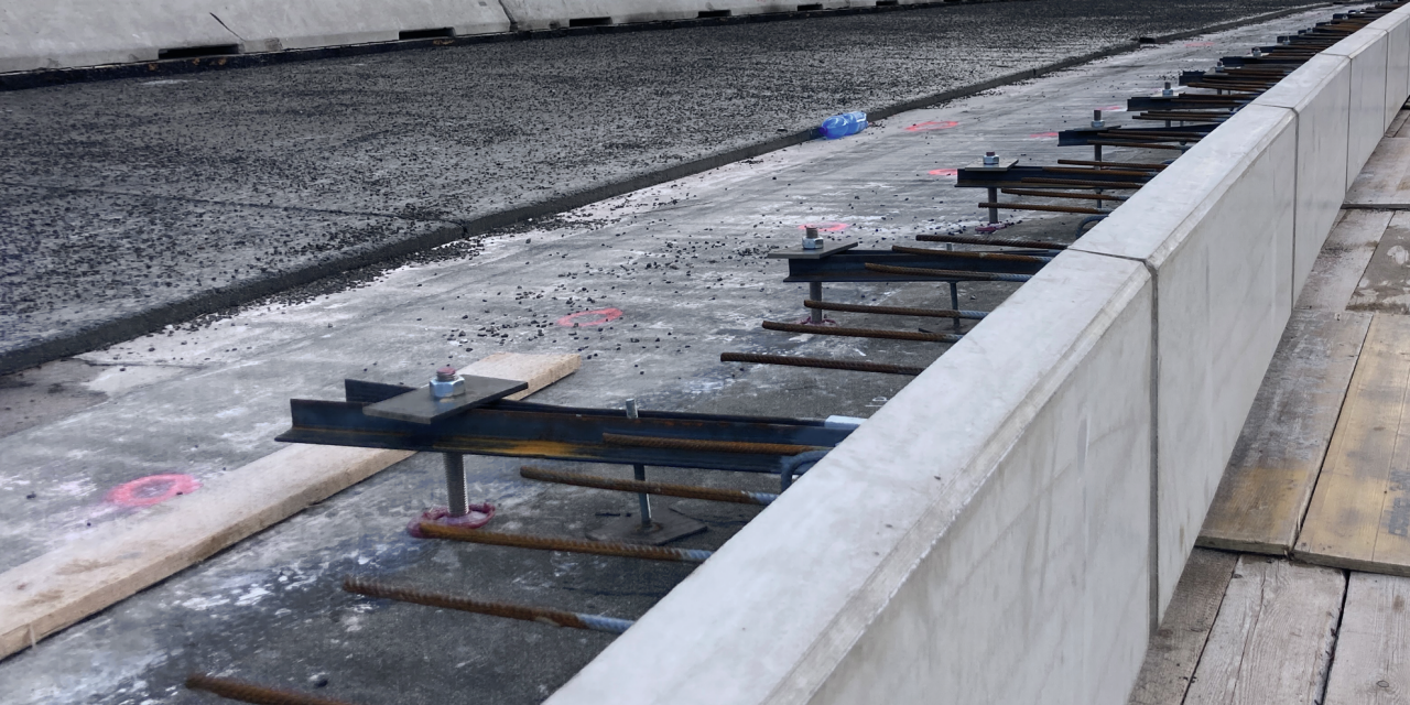 Kappenverankerung auf einer Brücke