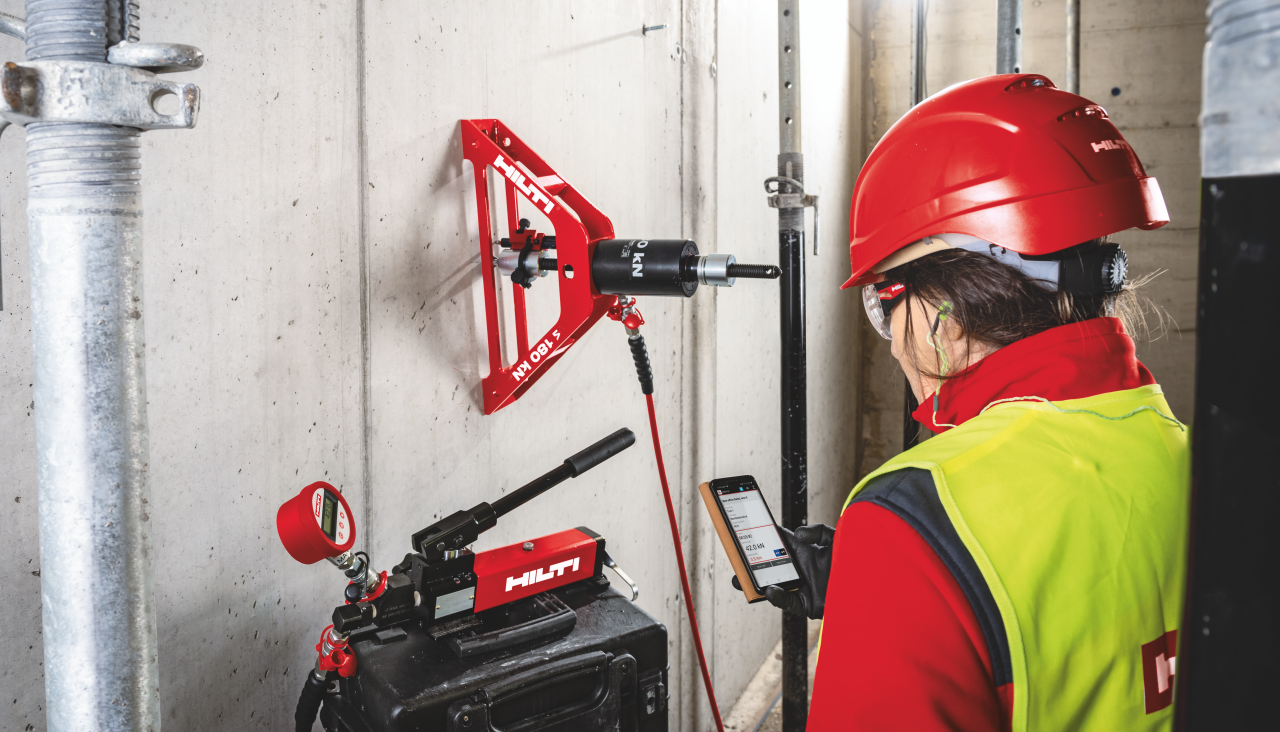 Hilti Verkaufsberater beim Dübeltestversuch mit HAT28