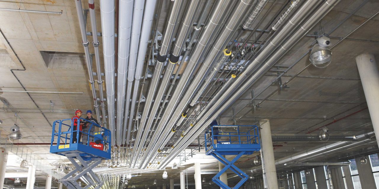 Mechanische, elektrische und sanitäre Anlagen, die in der gleichen Streben-Trapezkonstruktion installiert sind, dank der Integration von BIM-Technologie in den Bau.