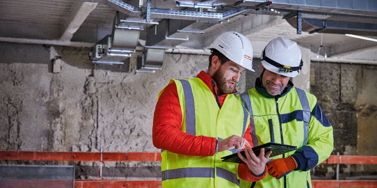 Hilti Mitarbeiter im Kundengespräch auf der Baustelle