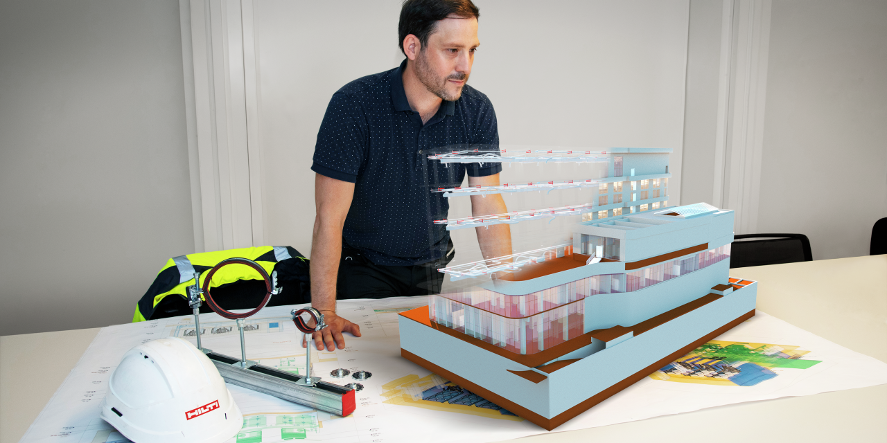 Ingenieur plant mit virtuellem BIM Service Modell