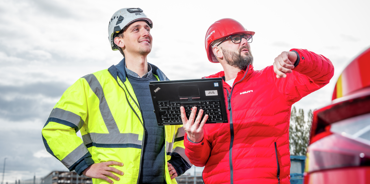 Hilti Mitarbeiter im Kundengespräch auf der Baustelle