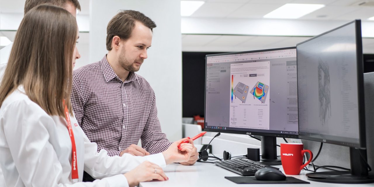 3 Mitarbeiter bei der Planung und Analyse mit PROFIS Engineering Suite