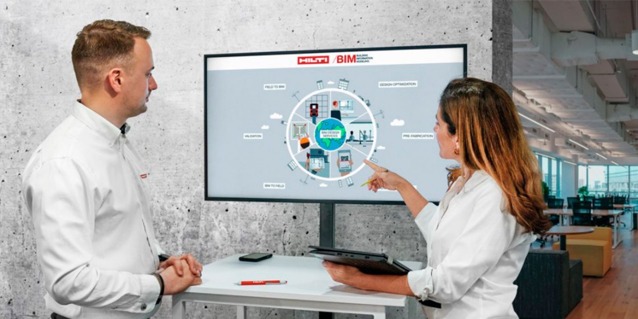 2 Mitarbeiter diskutieren an einem Screen mit der PROFIS BIM/CAD Bibliothek