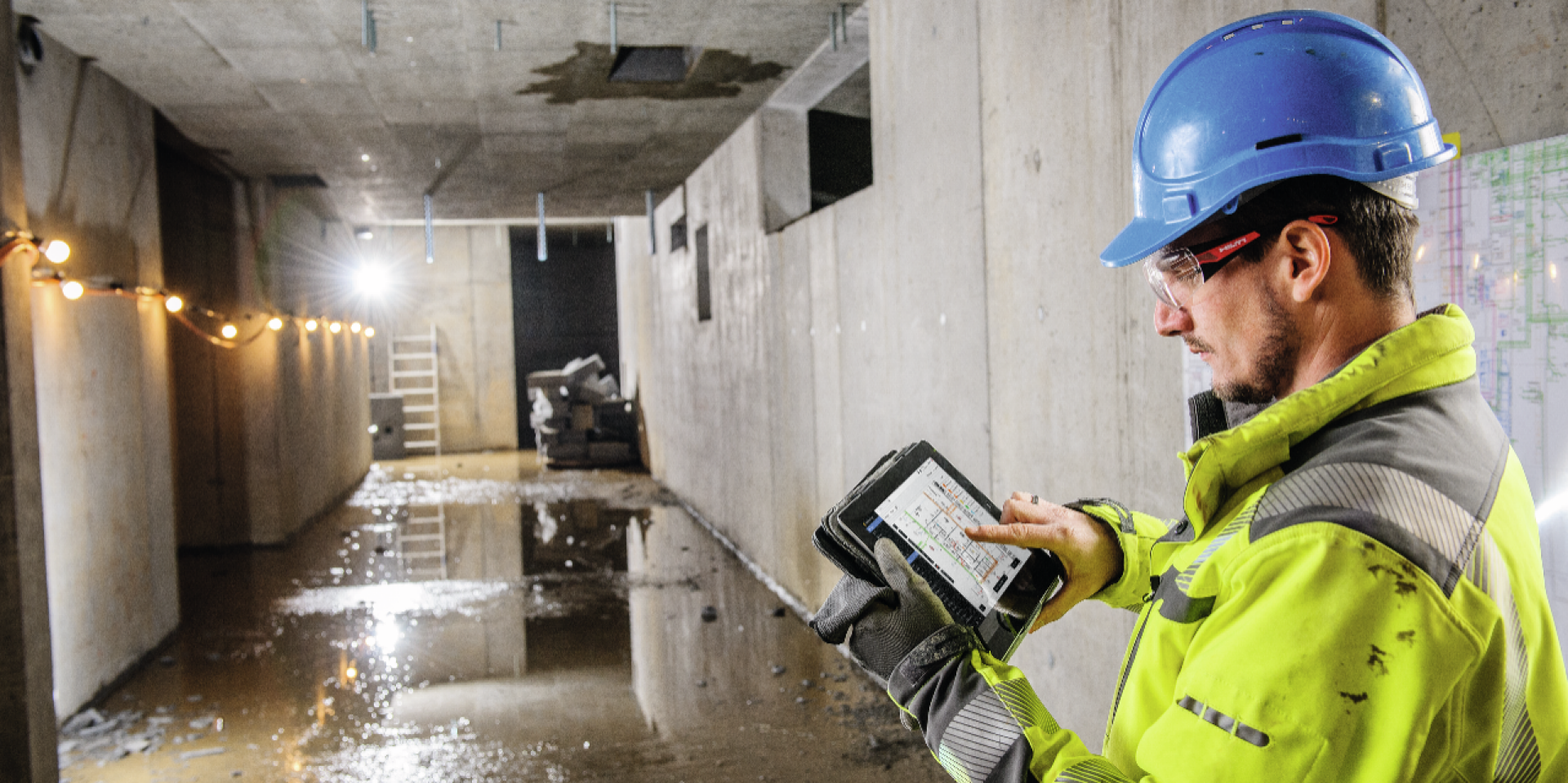 Men holding smartphone showing Hilti Documentation Manager