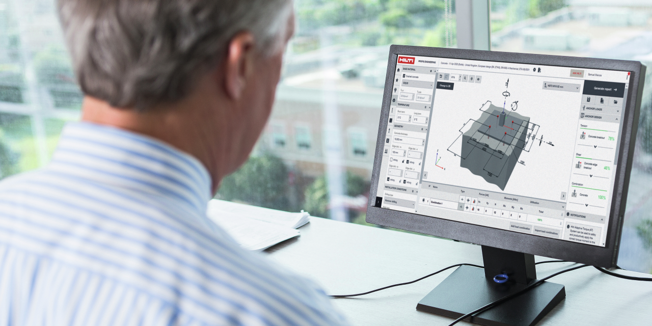 Kostenloses E-Learning. Ein Mitarbeiter sitzt vor einem Computer im Büro..