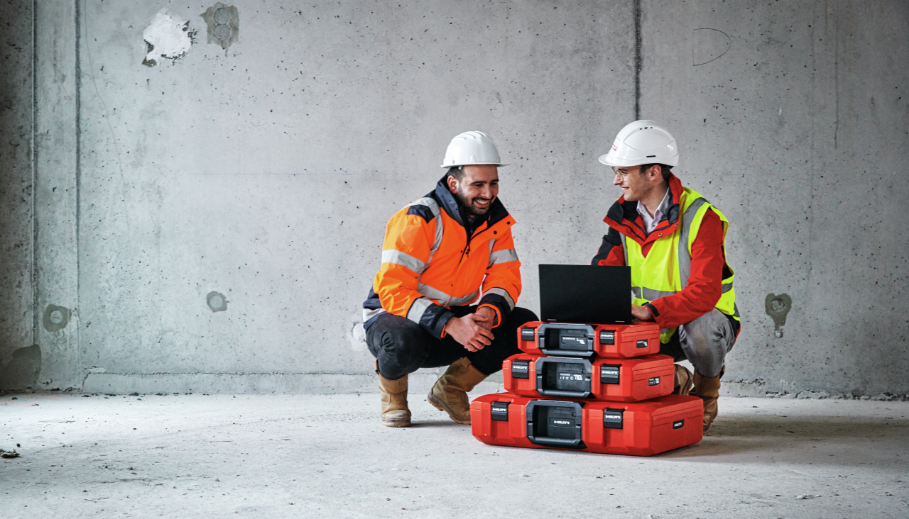 Einkaufsgespräch zwischen Hilti Verkaufsberater und Vorarbeiter