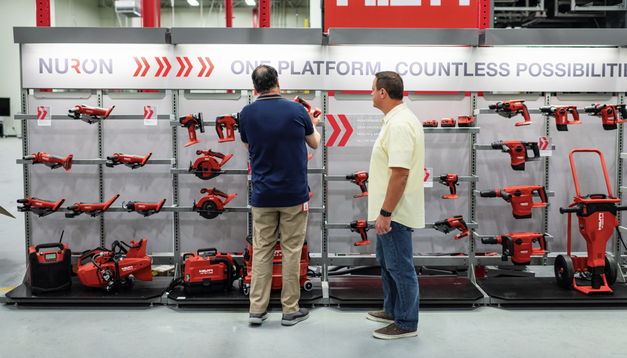 2 Kunden informieren sich über Nuron im Hilti Store